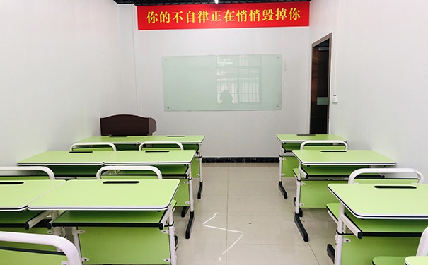 在艺考文化课复习上，不能过于信任自己的能力